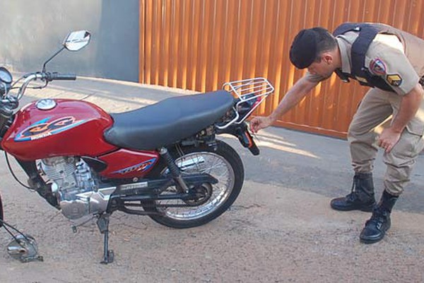 Garoto carregando roda mente, mas policiais acabam descobrindo moto furtada