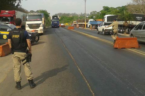 Polícia Rodoviária Federal reforça a fiscalização para reduzir acidentes no Feriadão de Finados