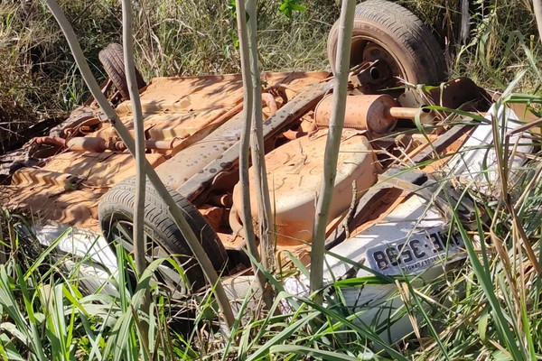 Carro atravessa trevo e vai parar com as rodas para o alto em Patos de Minas