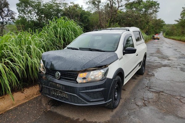 Motorista atinge traseira de carro na MG 190 e automóvel vai parar em barranco