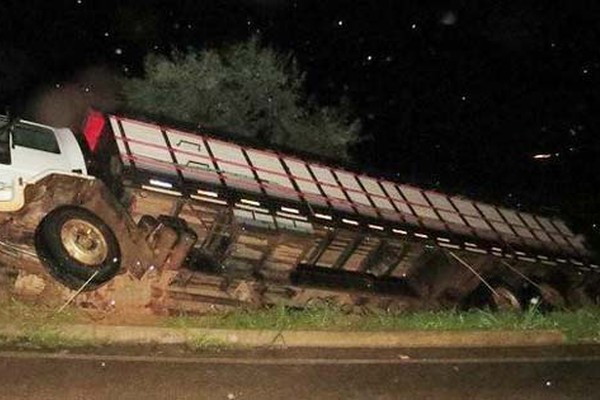 Caminhão tomba após motorista perder controle do veículo no trevo de acesso a Carmo do Paranaíba