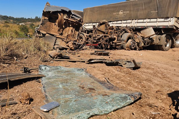 Bitrem fica com a cabine destruída ao bater em dois caminhões na MGC354; motorista ficou ferido