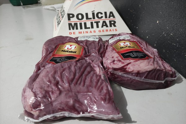 Homem é preso ao tentar sair de hipermercado com pacotes de picanha dentro da calça