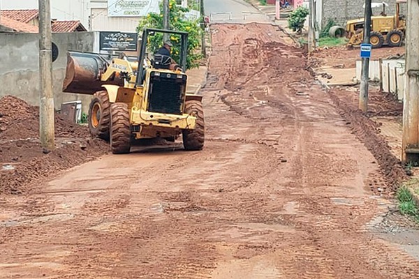 Em obras, rua São Geraldo sofre com temporal e dificulta a vida dos moradores 