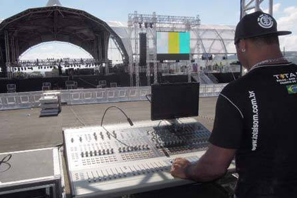 Parque de Exposições recebe os últimos preparativos para abertura da Fenamilho 2013