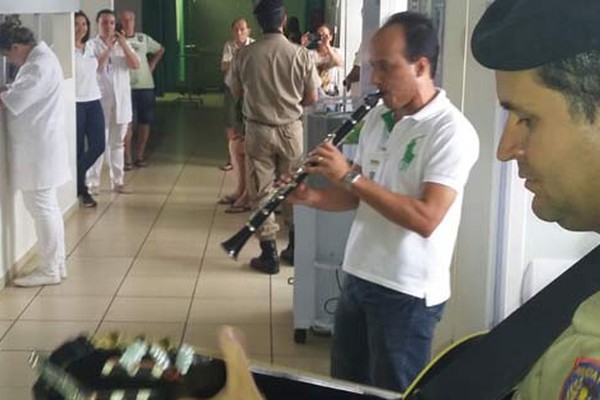 Banda de Música da Polícia Militar faz apresentação na UPA III e conforta pacientes