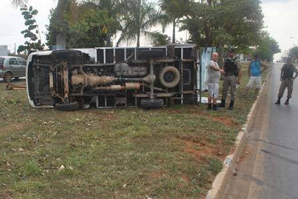 Caminhão com vidro para tombado no canteiro da JK após pneu estourar