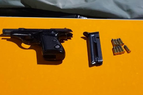 PM Rodoviária aborda caminhonete na MGC 354, encontra pistola e jovem acaba preso por porte ilegal de arma de fogo