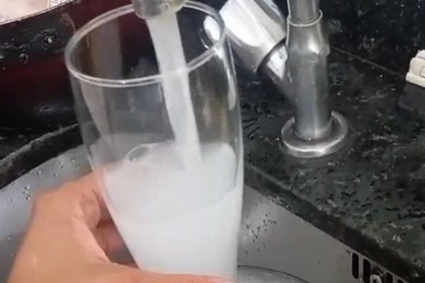 Moradora denuncia água com cloro em sua residência e diz que família passou mal após consumo