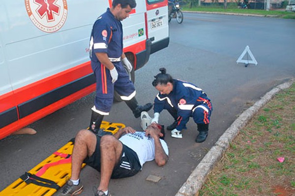 Condutor inabilitado faz conversão irregular e deixa ciclista ferido em acidente na Avenida JK