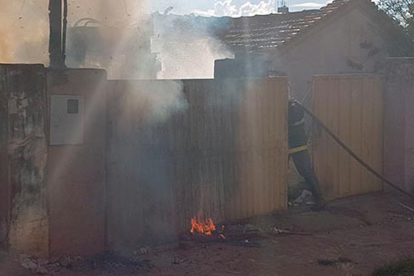 Incêndio em máquina de recicláveis por pouco não deixa um rastro de destruição no Centro