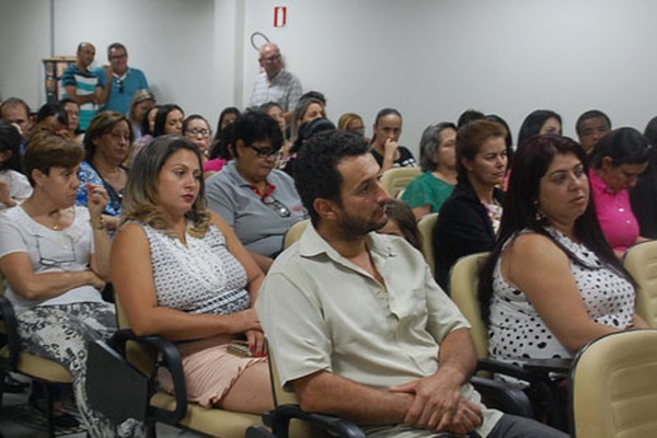 Pais e professores dizem que orientação da Semed prejudicará estudantes com deficiência