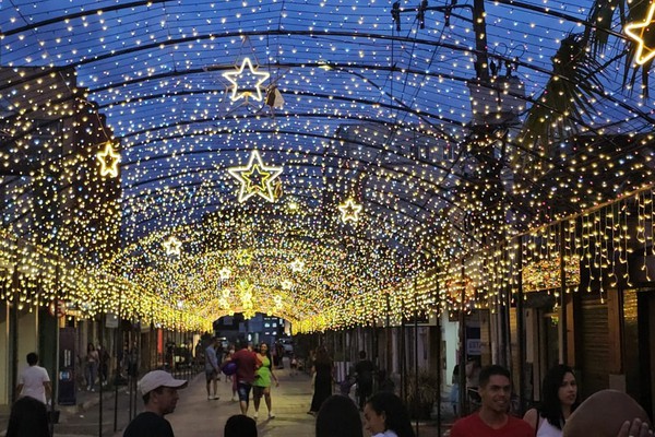 Papai Noel chega em Caravana da Coca-Cola sob os olhares curiosos de centenas de crianças e adultos