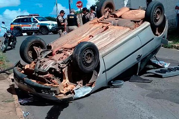 Condutora, gestante e sem habilitação de carro, perde o controle da direção e capota veículo