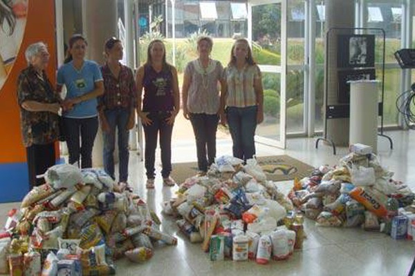 UNIPAM doa alimentos arrecadados no Festival de Teatro