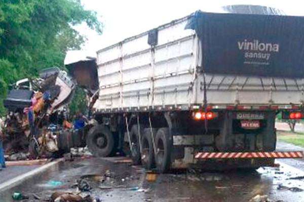 Cegonha carregada de carros novos bate de frente com bitrem na BR040 e motorista morre