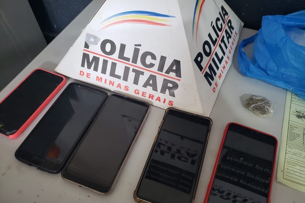 Celular roubado toca no bolso de suspeito e PM prende quatro por envolvimento em assalto