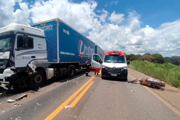 Motociclista morre ao bater de frente com carreta na BR 365, em Patos de Minas