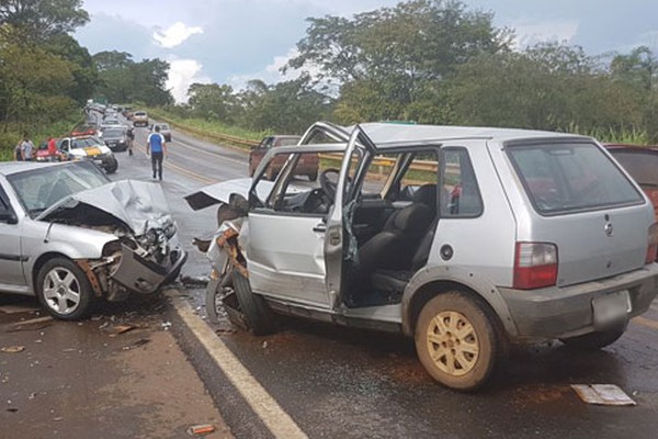 Motorista escapa na curva e bate de frente com outro carro deixando um morto e 7 feridos na BR354