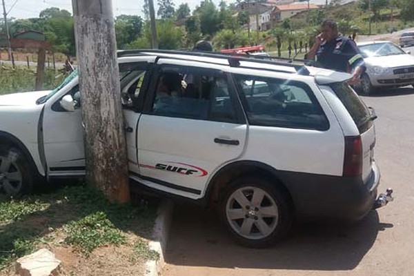 Motorista da Prefeitura fica ferido ao perder o controle da direção e bater em poste na Av. Padre Almir