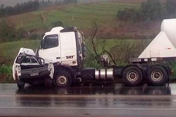 Motorista morre após caminhonete rodar na pista e ser atingida por carreta na BR 262 em Campos Altos