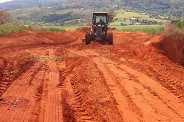 Equipes seguem trabalhando para recuperar estradas danificadas pelas chuvas no município