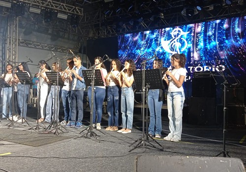 Alunos se apresentam tocando flautas: "A linda rosa juvenil"; veja ao vivo