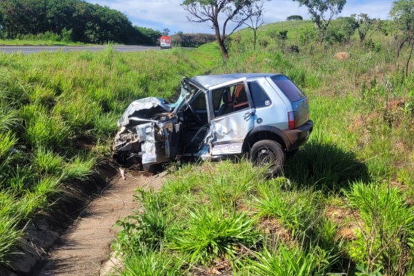 Motorista de 19 anos morre em batida frontal com caminhão Romeu e Julieta na BR 146