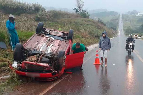 Após série de capotamentos, PM Rodoviária lança dicas de segurança em dias de chuva 