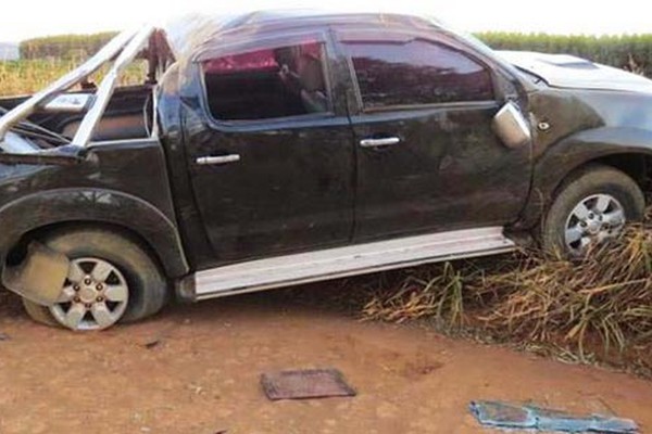 Bandidos armados roubam HILUX no centro de Carmo do Paranaíba, capotam veículo e fogem deixando refém ferida