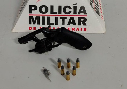 Denúncia de discussão entre casal leva à prisão de jovem com arma de fogo em Patos de Minas