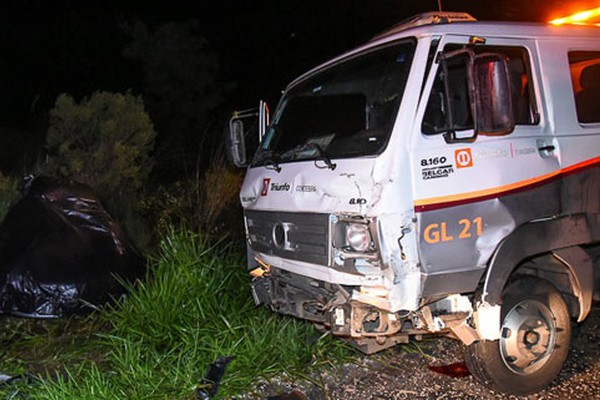 Acidente entre carro e guincho deixa uma pessoa morta e outra ferida na BR262