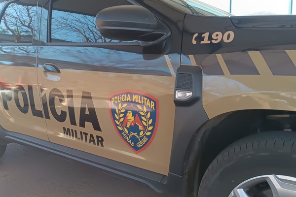 Homem arromba porta após ser esfaqueado e morre no banheiro de casa em Patrocínio; PM tenta localizar autor