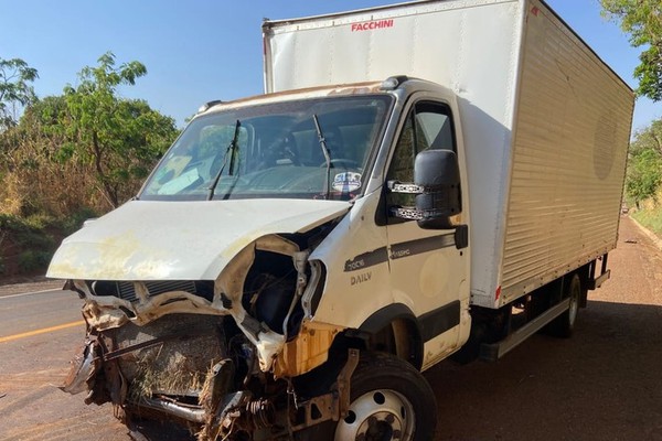 Passageiro fica ferido após pneu estourar e caminhão atingir bitrem na MG 190