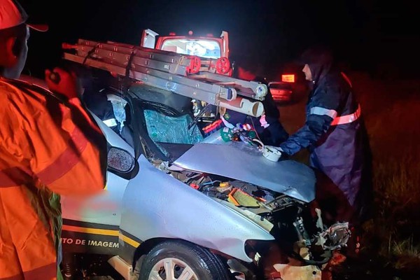 Batida entre carreta de carvão e veículo de passeio deixa motorista gravemente ferido na BR 354