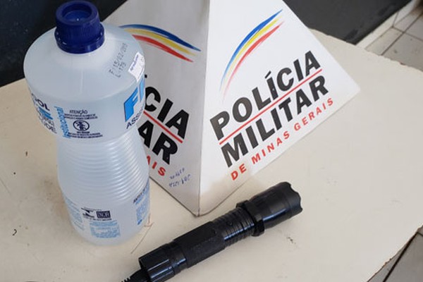 Ambulante é preso acusado de ameaçar fiscais da Prefeitura com álcool e arma de choque