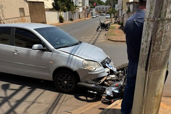 Após ser atingido por carro, motociclista é arremessado contra poste e fica ferido