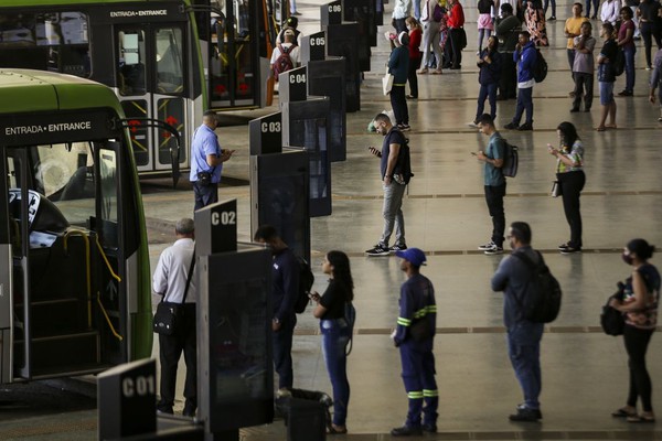 Serviços crescem 0,5% no país em julho