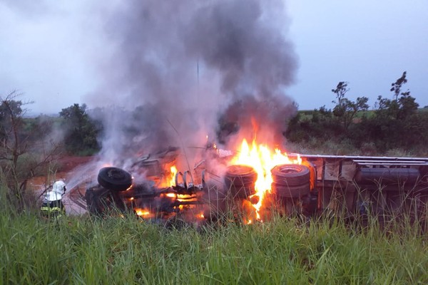 Grave acidente com carreta e ônibus na BR-365 deixa 7 feridos, avó e neto mortos e motorista desaparecido