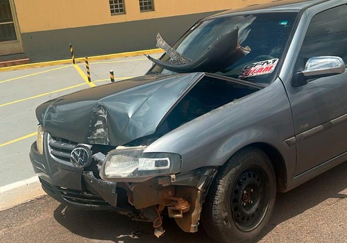 Jovem acaba preso ao insistir em reatar namoro e jogar carro contra o poste