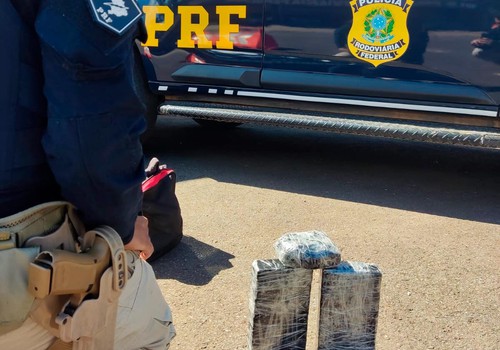 Grupo Tático da PRF prende passageiro de ônibus com 2,5 kg de cocaína, na BR 365