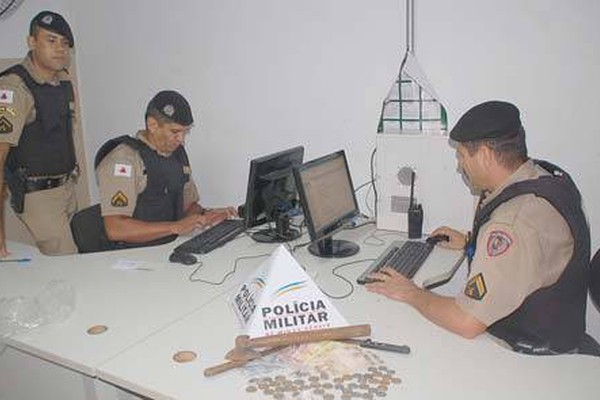 PM aprende droga e dinheiro em casa no Nossa Senhora Aparecida