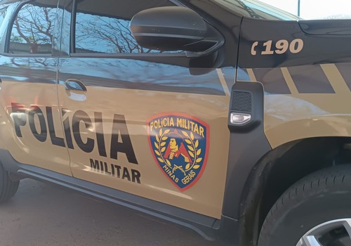 Homem arromba porta após ser esfaqueado e morre no banheiro de casa em Patrocínio; PM tenta localizar autor