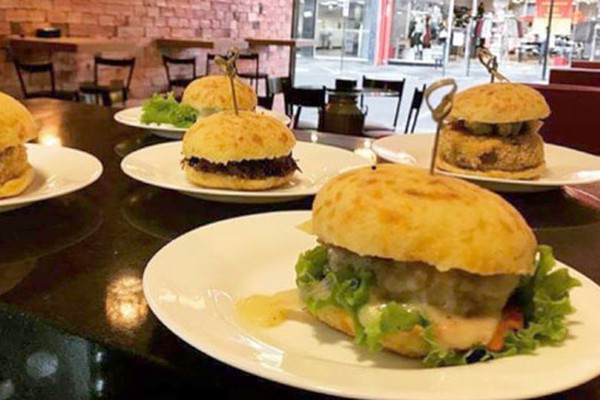 Pão de queijaria oferece sanduíches artesanais com pão de queijo em Patos de Minas