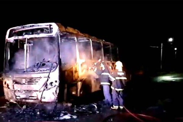 Criminosos fingem ser passageiros, rendem motorista e incendeiam coletivo em Patos de Minas