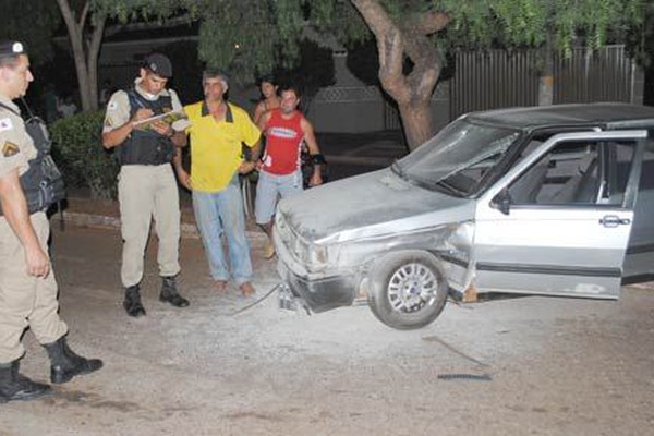 Carro pega fogo e para em cima do canteiro em grave acidente na av. Arlindo Porto 