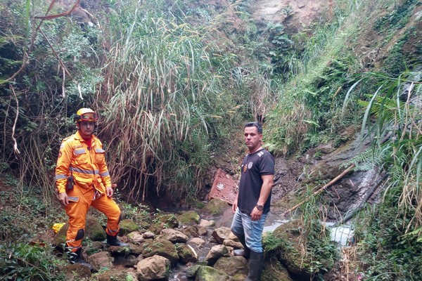 PC conclui que jovem encontrado morto em grota caiu de 17 metros ao fugir da polícia