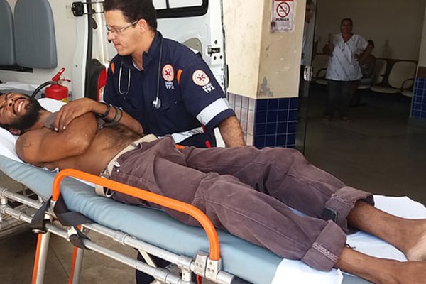 Homem de 27 anos é  levado para o Hospital Regional após ser agredido com espeto de churrasco