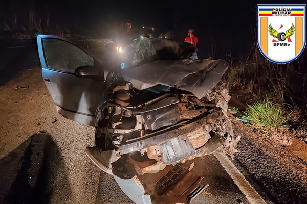 Motorista morre e passageira fica gravemente ferida em batida frontal com carreta cujo condutor estava embriagado na MG 190