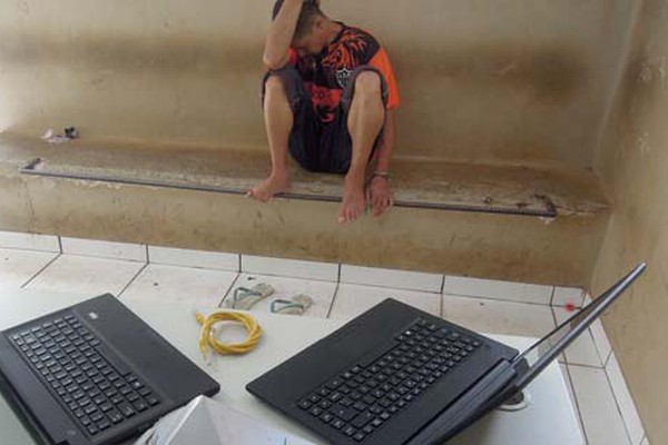 Homem flagrado com dois notebooks roubados mente o nome, mas acaba preso